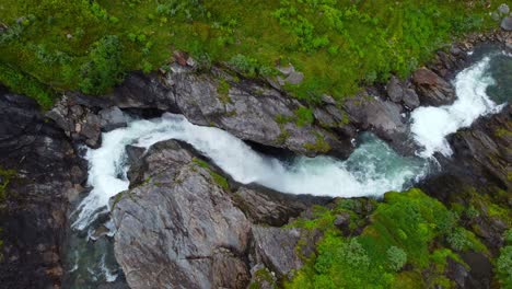 Río-De-Montaña-Limpio-Sendedalselva-En-La-Montaña-Vikafjellet-En-Noruega---Antena-De-Ojo-De-Pájaro-De-Primer-Plano-Mirando-Hacia-Abajo-El-Agua-Del-Río-Que-Fluye-Por-La-Ladera-Rocosa---Vikafjell-Myrkdalen-Noruega-Occidental