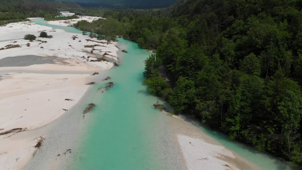 Dronen kallistus paljastaa Soča-laakson Bovecin lähellä, Sloveniassa, lennellen smaragdinvihreän joen yläpuolella.