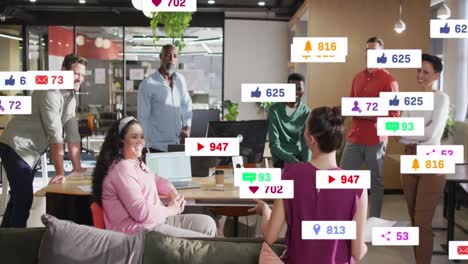 Animation-Der-Datenverarbeitung-In-Sozialen-Medien-über-Verschiedene-Geschäftsleute-Im-Büro