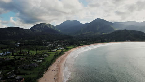 Drohnenaufnahme-Von-Bergen-In-Der-Hanalei-Bay-In-Kauai,-Hawaii