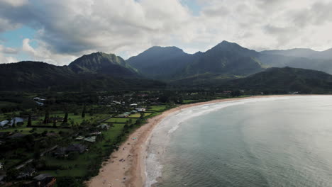 toma de drones de montañas en la bahía de hanalei en kauai, hawaii
