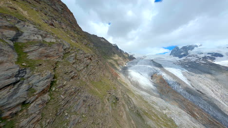 volando hacia el majestuoso gornergletscher - glaciar gorner cerca de zermatt en el cantón de valais, suiza, europa