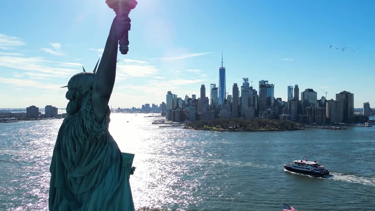 En majestætisk udsigt over den ikoniske Frihedsgudinde med udsigt over Manhattans skyline og Hudson River, der understreger harmonien mellem natur og bylandskab.