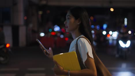 mujer caminando por la noche en la ciudad