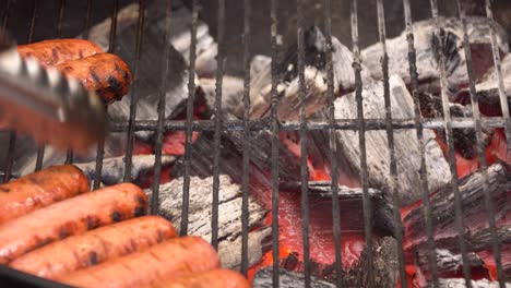 salchichas a la parrilla en una parrilla de carbón
