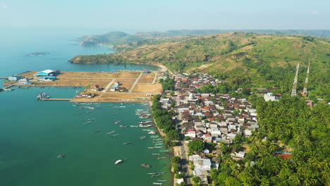 Drohnenvorstoß-In-Richtung-Awang-Fishing-Harbour-And-Town,-Mertak,-Pujut,-Indonesien