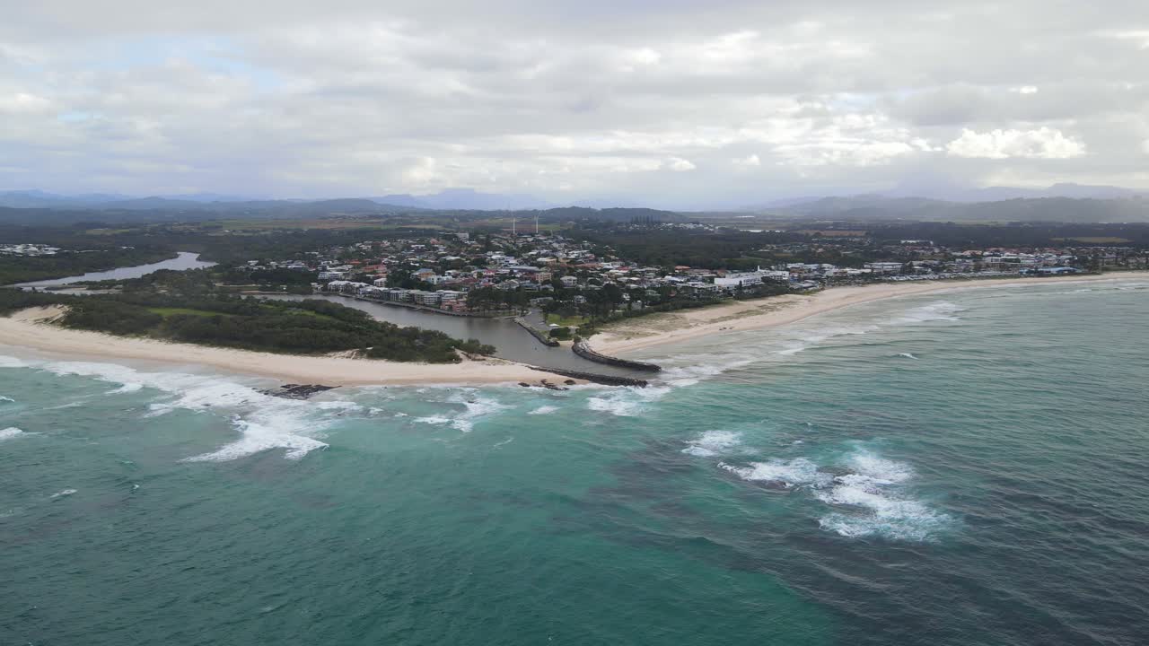 cudgen headland south head - cudgen creek con kingscliff seawall y seascape en nsw, australia
