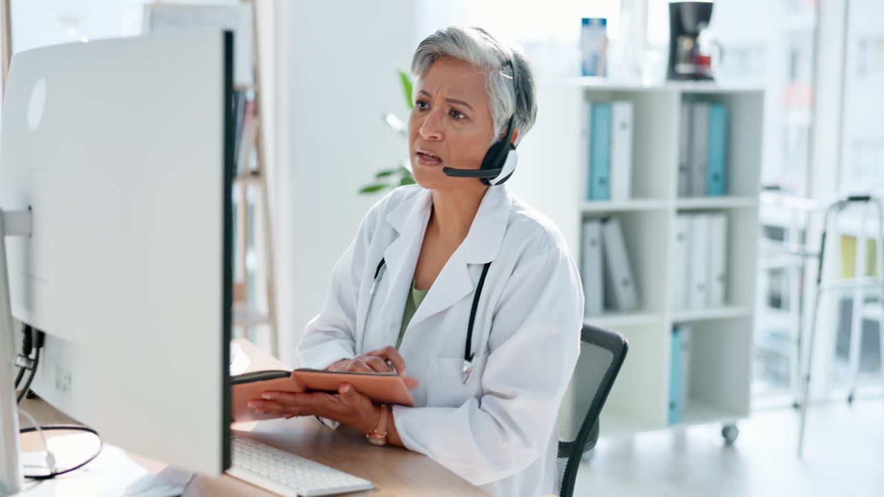 Mujer, doctora y telemedicina para obtener ayuda