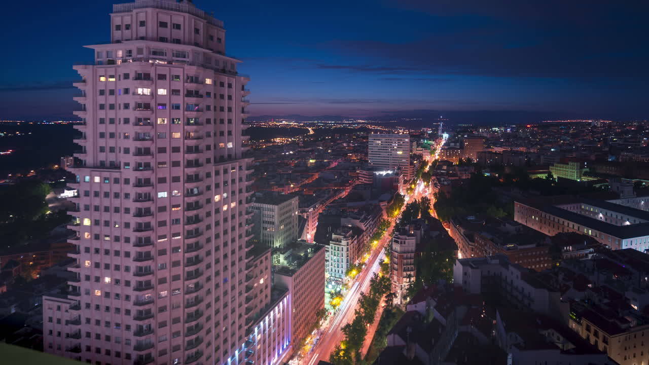 timelapse de madrid de noche desde lo alto del hotel riu plaza españa