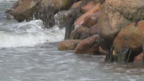 Pequeñas-Olas-Del-Mar-Chapoteando-En-La-Roca