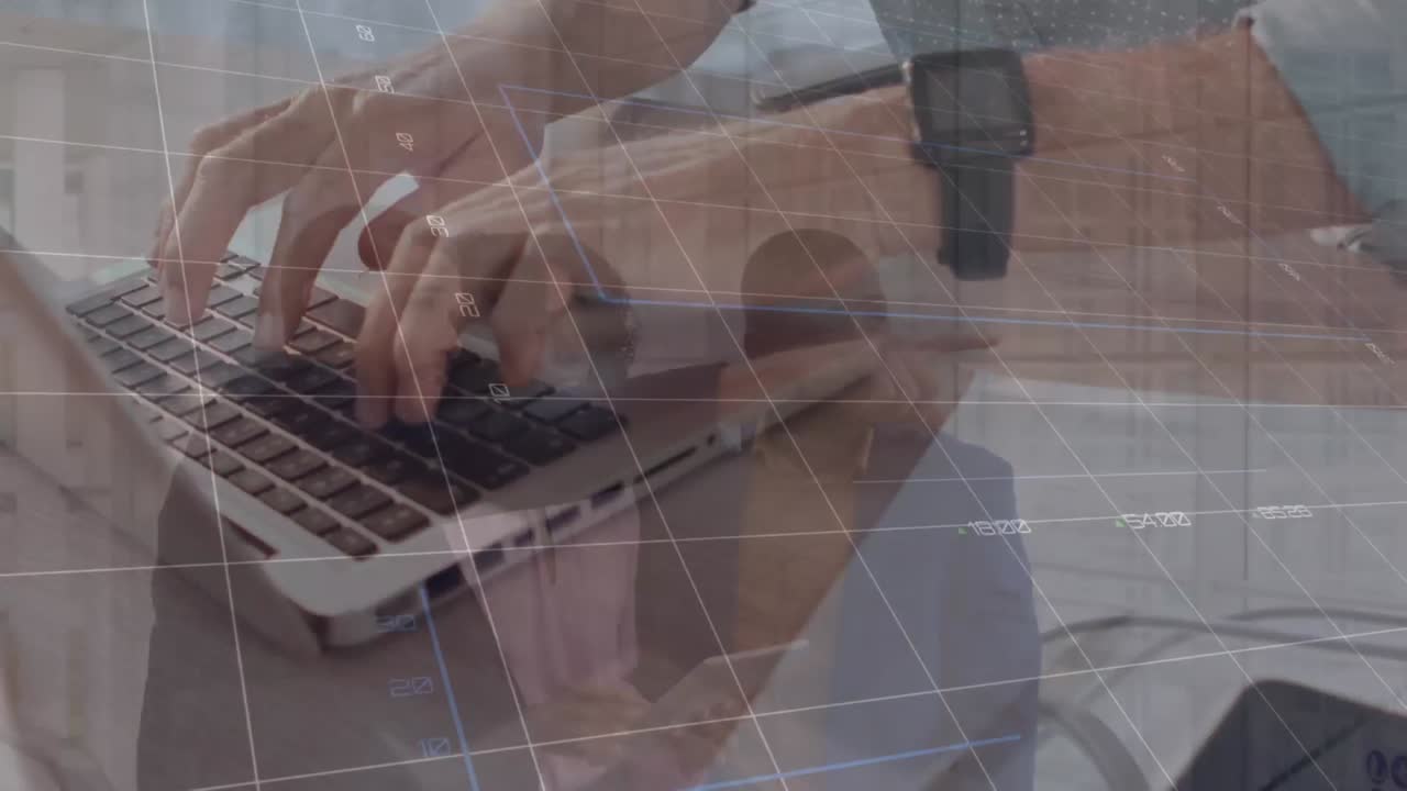 animación de datos financieros y gráficos sobre las manos de un hombre caucásico trabajando en una computadora portátil en la oficina