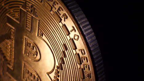 primer plano en bucle de una criptomoneda digital peer to peer bitcoin con espacio para títulos y espacio de copia criptográfica