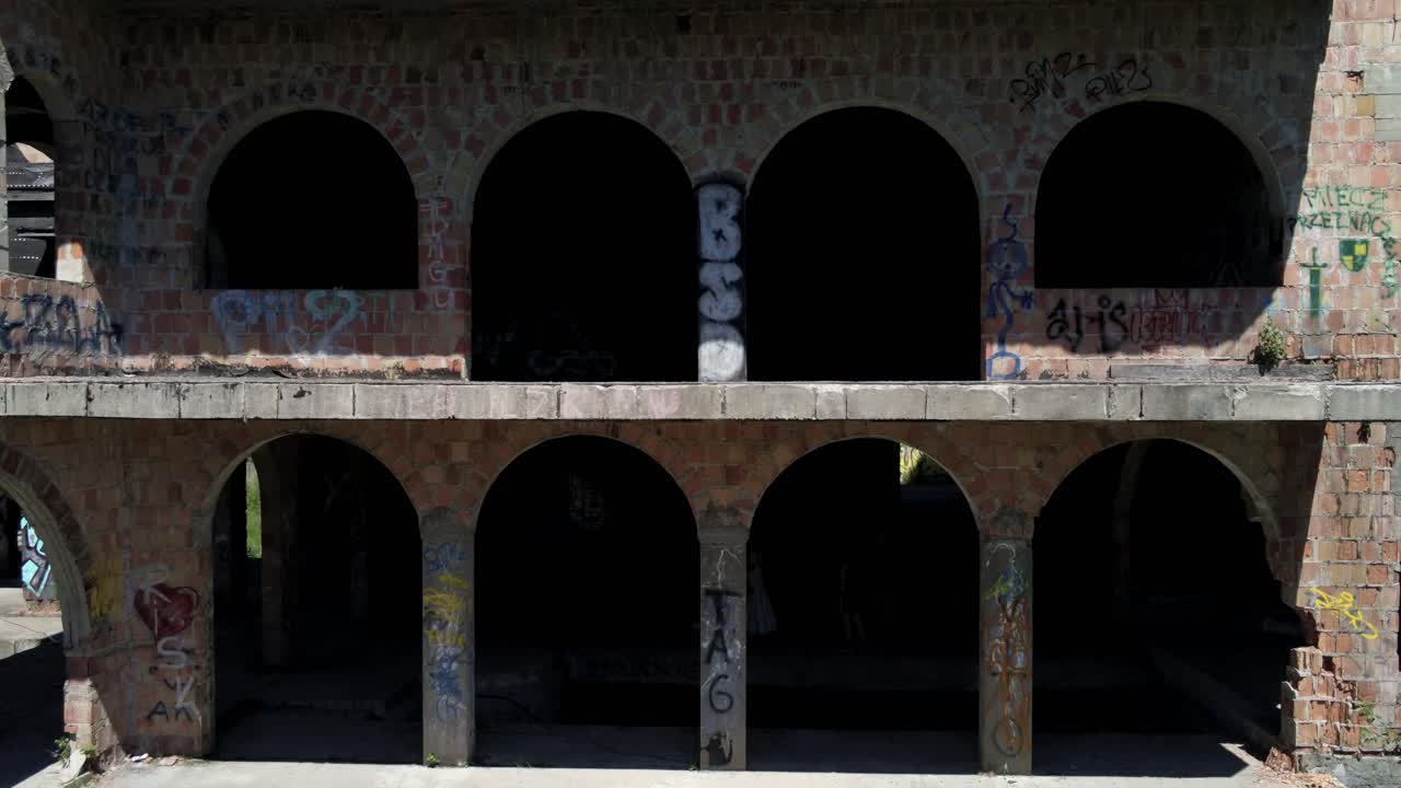 폴란드에 있는 오래된 중세 성곽의 장엄한 유적, 무인 항공기 승강 전망