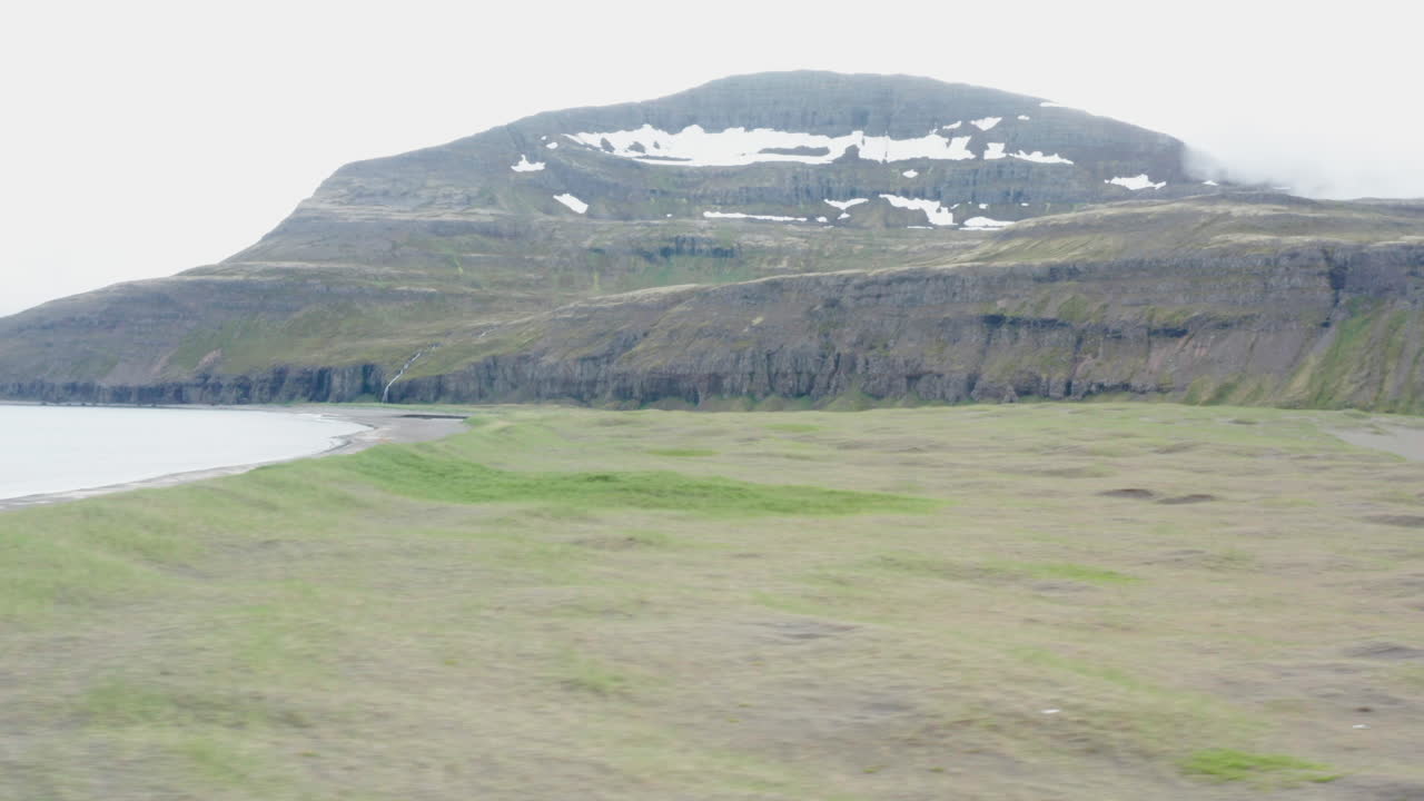 Lavtflyvning hen over stranden ved Hornvik Bugt