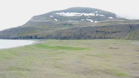 Vuelo-De-Bajo-Nivel-A-Través-De-La-Playa-En-La-Bahía-De-Hornvik