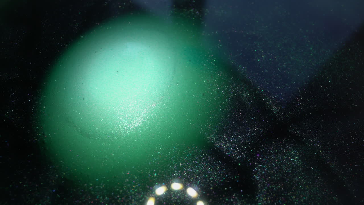 pintura de huevo hervido con color verde brillante en un primer plano del cuenco