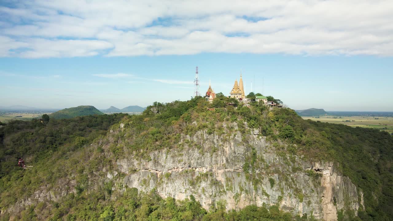 phnom sampov, pagoda budista dorada en la cara del acantilado con vistas a las llanuras de arrozales verdes en battambang, camboya