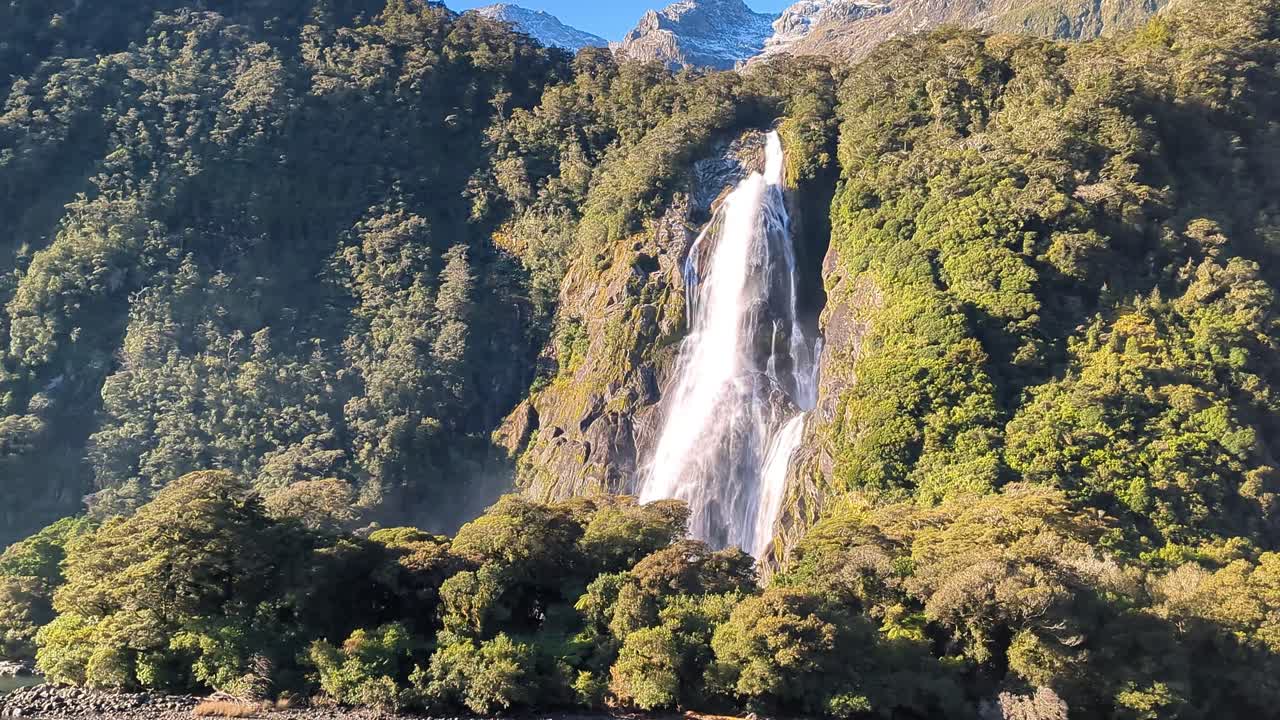 cataratas lady bowen, sonido de milford, parque nacional de fiordland, isla del sur, nueva zelanda