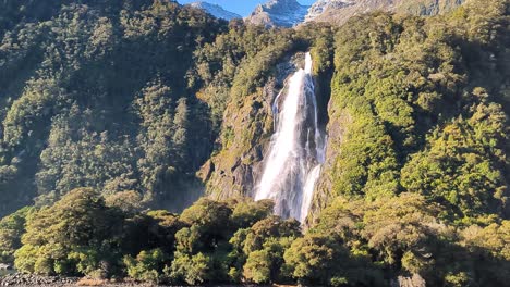 Cataratas-Lady-Bowen,-Sonido-De-Milford,-Parque-Nacional-De-Fiordland,-Isla-Del-Sur,-Nueva-Zelanda