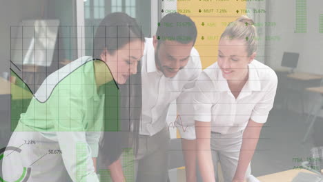 animación de tableros de negociación y gráficos sobre diversos arquitectos discutiendo los planos en la oficina