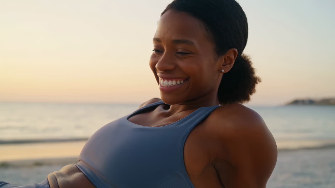 Jovem Feliz Sorrindo na Praia ao Pôr do Sol
