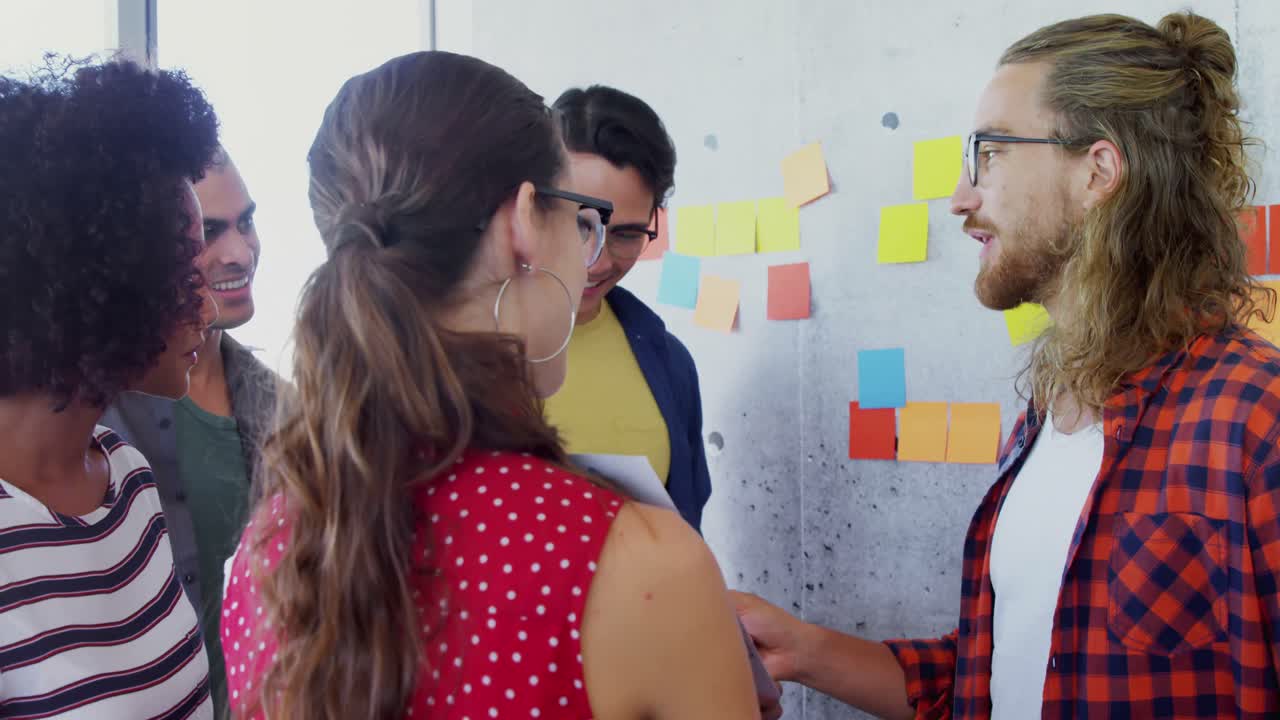 compañeros felices interactuando entre sí 4k
