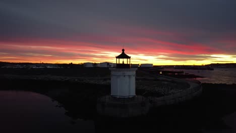 Puesta-De-Sol-Cinematográfica-En-Portland,-Maine,-Antena-Del-Faro-Del-Rompeolas-De-Portland,-Luz-De-Error