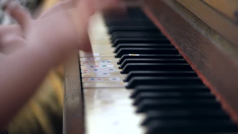 Vista-Lateral-De-Una-Niña-Que-Está-Aprendiendo-A-Tocar-El-Piano