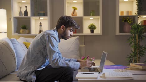 el hombre se encuentra con un problema en la computadora portátil. el hombre está enojado y tratando de resolverlo.
