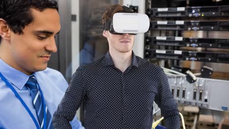 animación de un hombre de negocios caucásico que usa auriculares vr sobre un hombre biracial en la sala del servidor