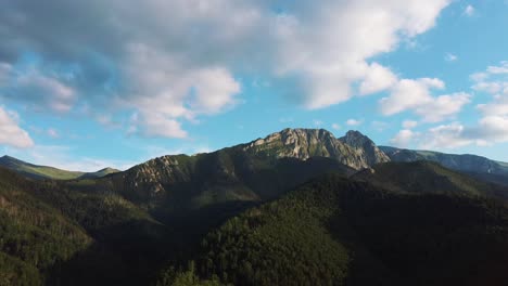 Luftaufnahme-Der-Wunderschönen-Berglandschaft-Im-Sommer