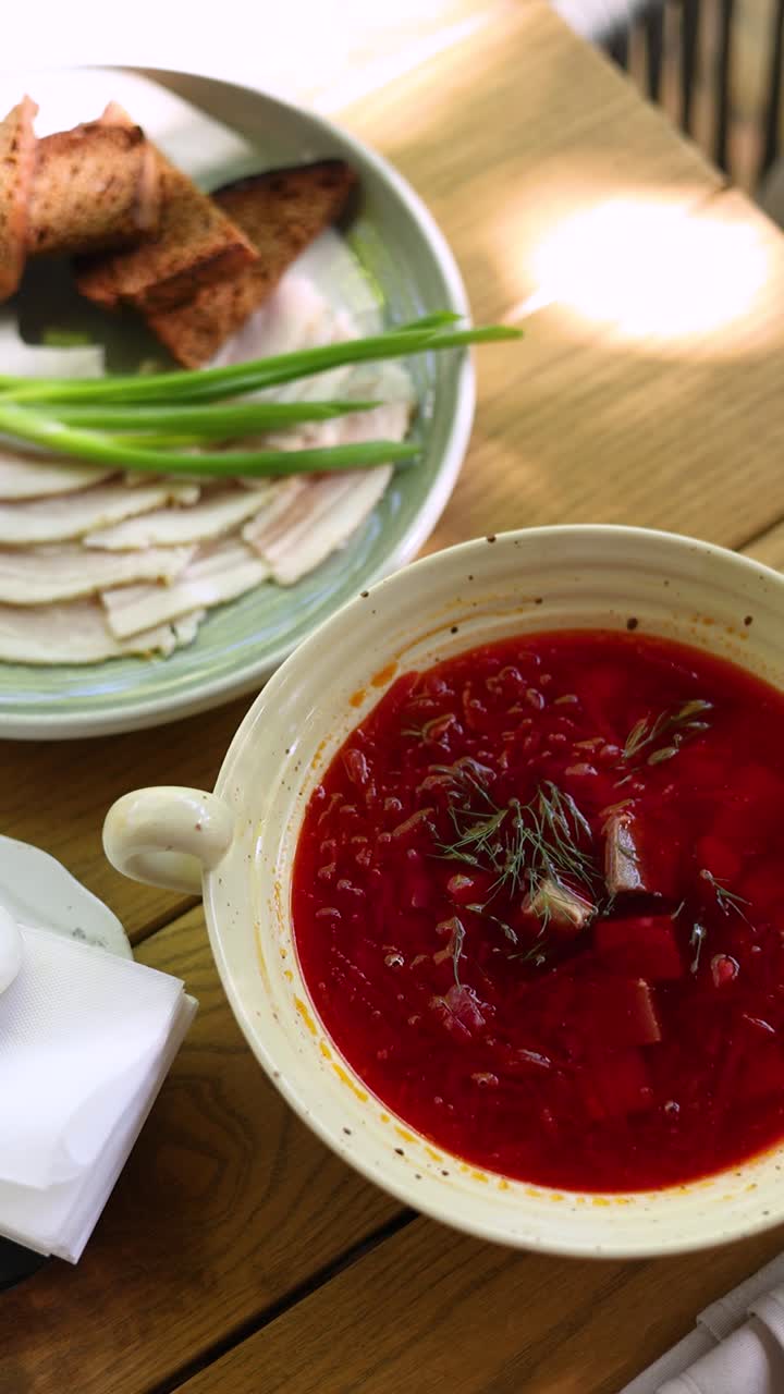 borscht con pan y carne salada