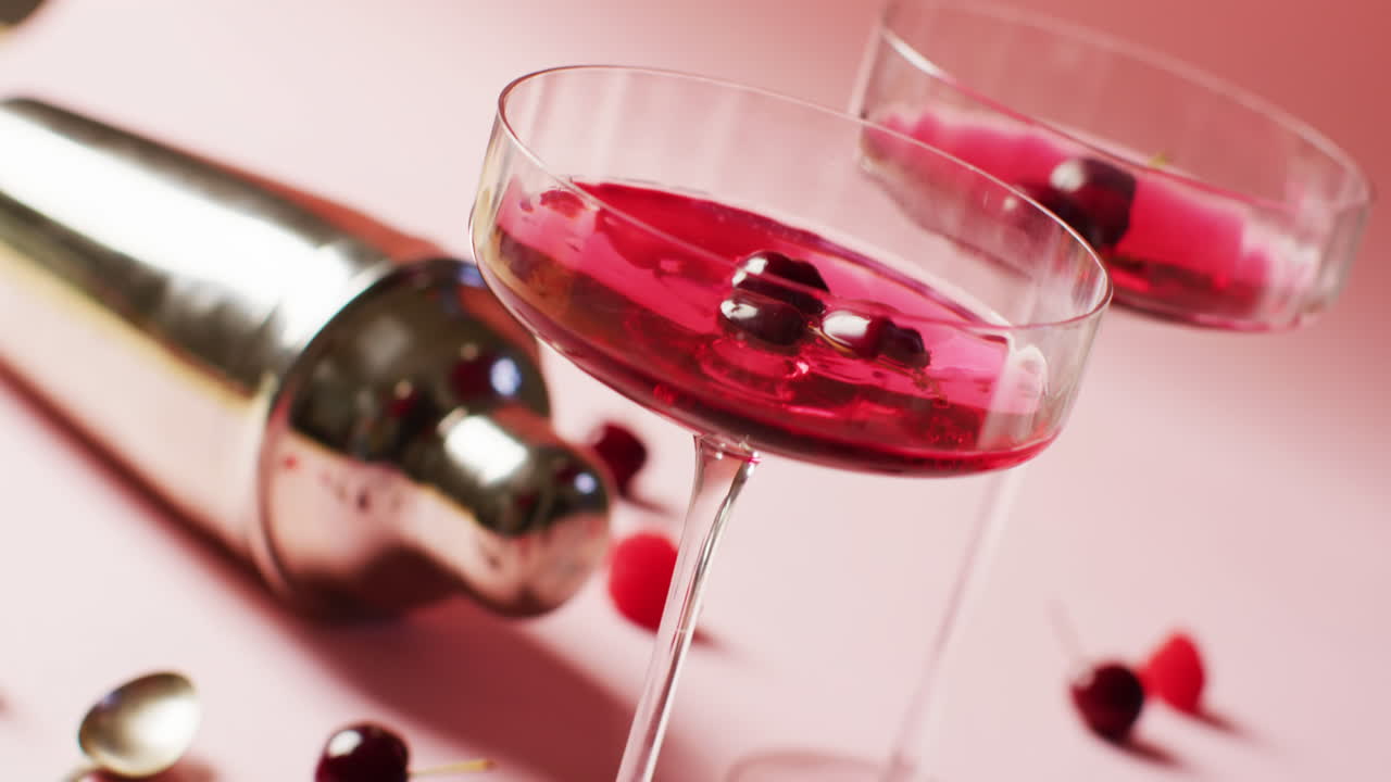 ⁇  배경에 체리와  ⁇ 이커를 가진 음료의 클로즈업