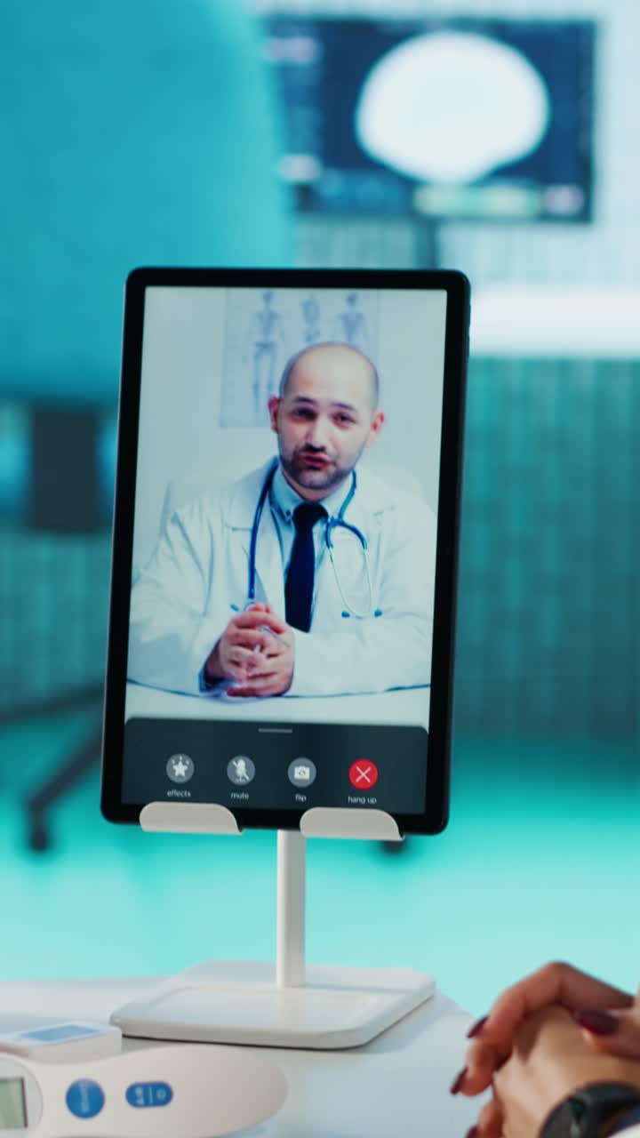 Medico che visita un paziente tramite videochiamata di telemedicina su tablet