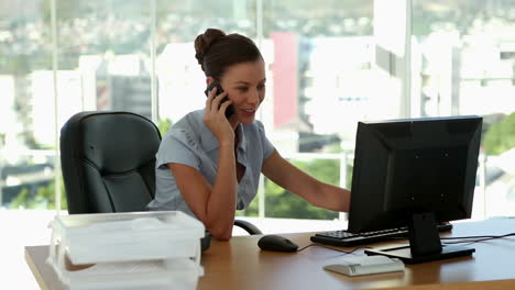 mujer de negocios sonriente en el teléfono