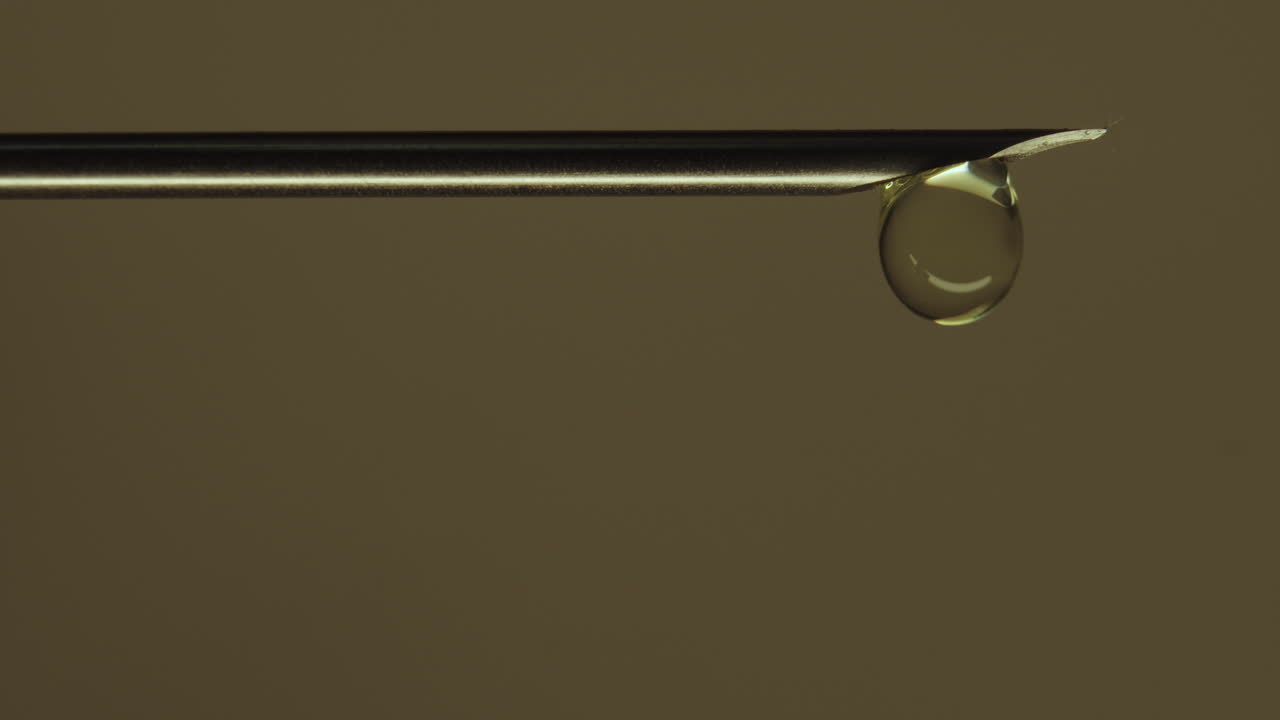 뜨거운 낮은 키 조명에서 흘러 내리는 피부 아래 바늘 끝