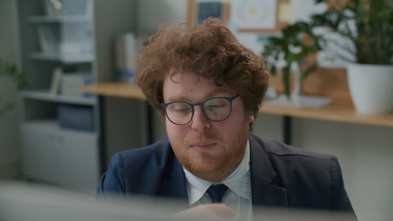 Geschäftsmann spricht während eines Online-Meetings per Videoanruf im Büro