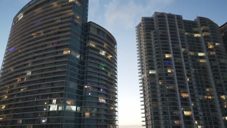 Inclinación-Aérea-Cerca-De-Un-Moderno-Y-Lujoso-Edificio-De-Rascacielos-En-El-Centro-De-Miami,-Florida