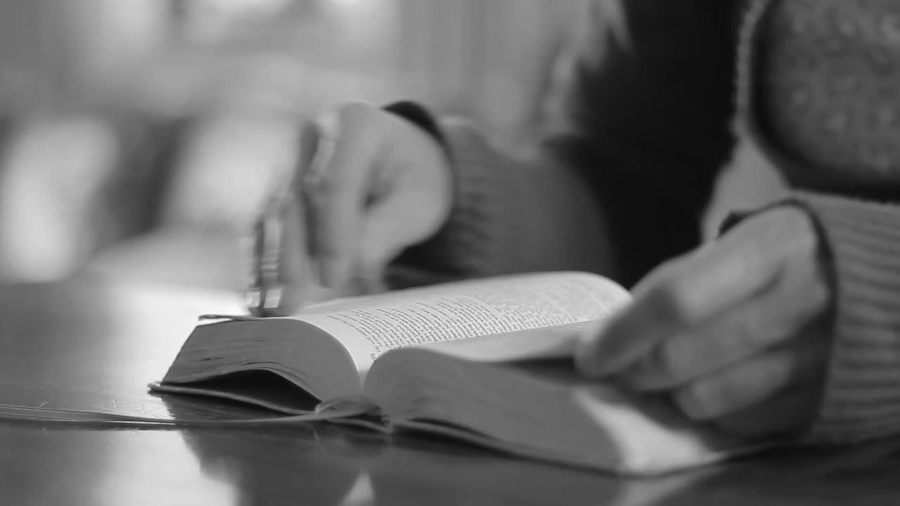 mujer leyendo un libro