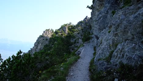 Ein-Wanderweg-An-Der-Seite-Eines-Felsigen-Berges