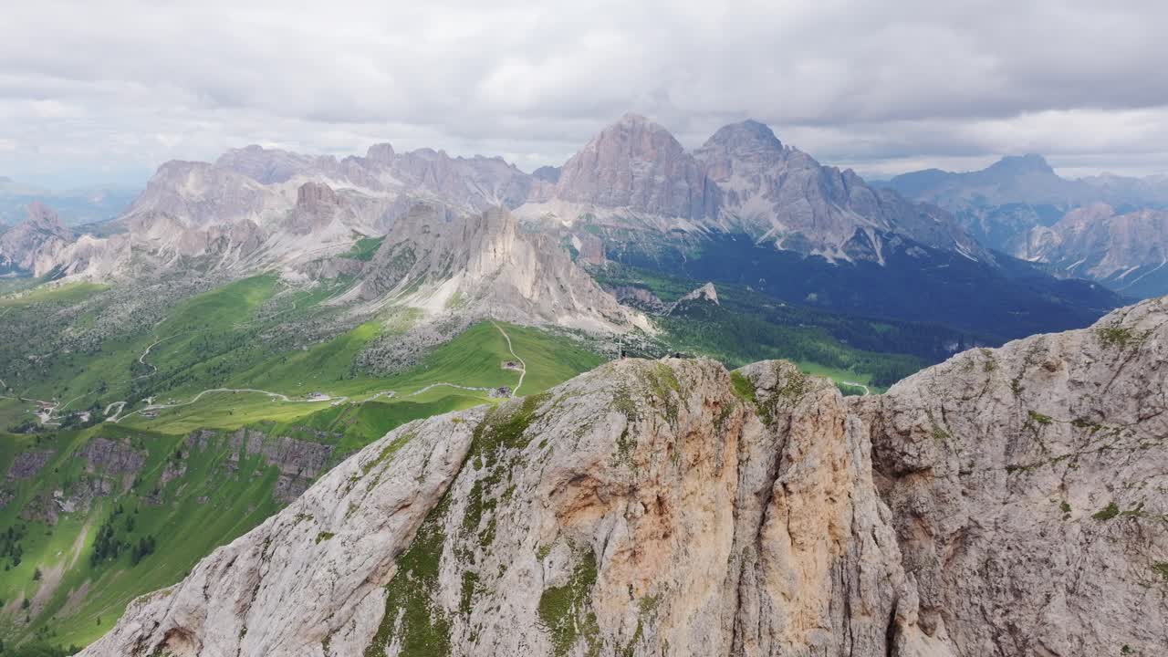 Cime montuose drammatiche del Monte Cernera e Ra Gusela che svettano sul Passo Giau