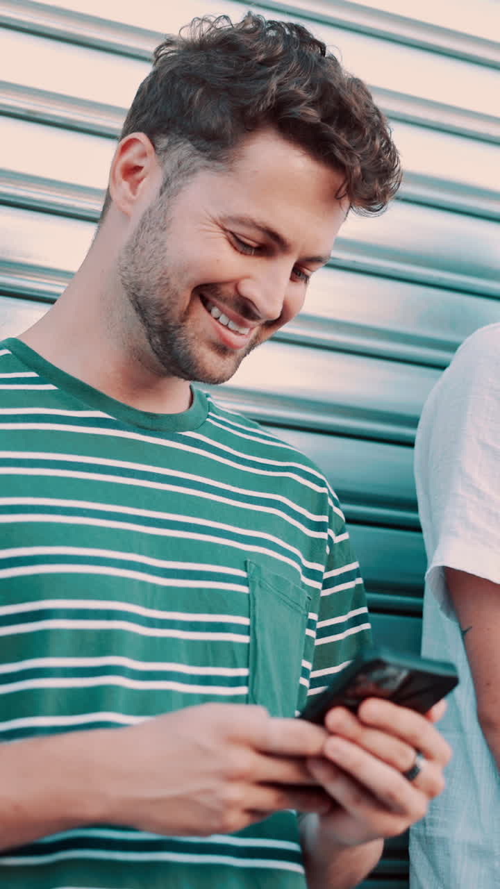 Jovem feliz sorrindo usando o smartphone ao ar livre
