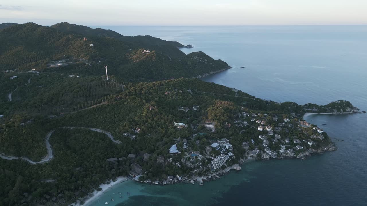 태국 코타오 (koh tao) 의 높은 지점에서 찍은 공중에서 해가 지는 모습, 해안선과 주변의 푸른 바다를 한눈에 볼 수 있습니다.