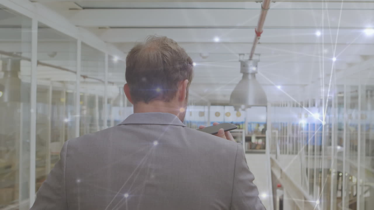 animación de la red de conexiones a través de empresario caucásico con teléfono inteligente.