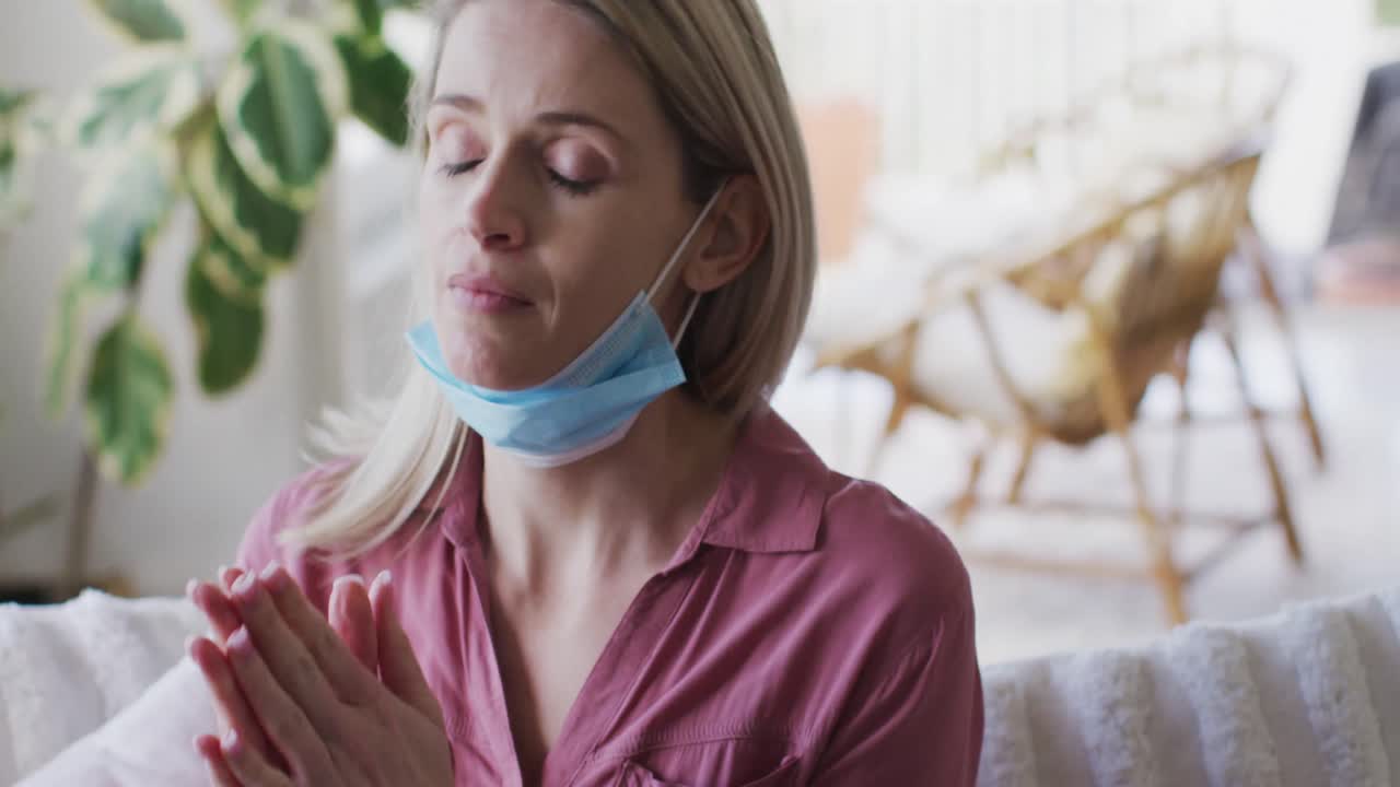 напряженная женщина протирает глаза.