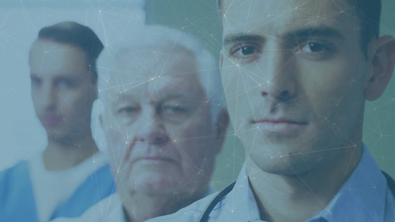 Equipe médica sob sobreposição digital, câmera aproximando-se do rosto do médico, destacando o trabalho em equipe clínico.