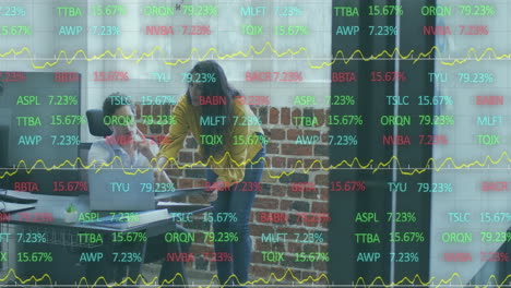 animación de la junta comercial multicolor, mujer caucásica discutiendo informes con el gerente en la oficina