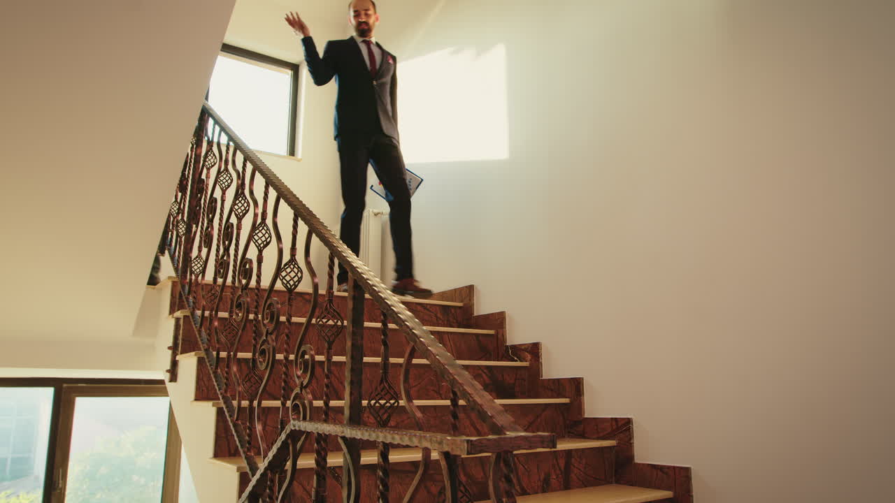 equipo de personas de negocios que salen de la oficina de la empresa