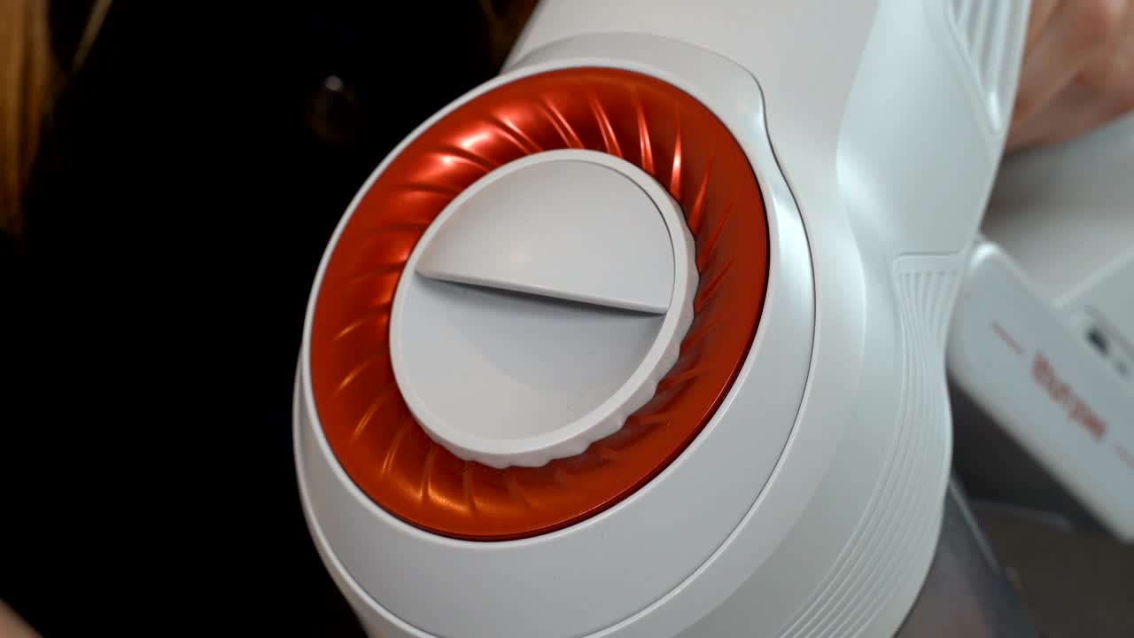 вытащи фильтр из пылесоса.