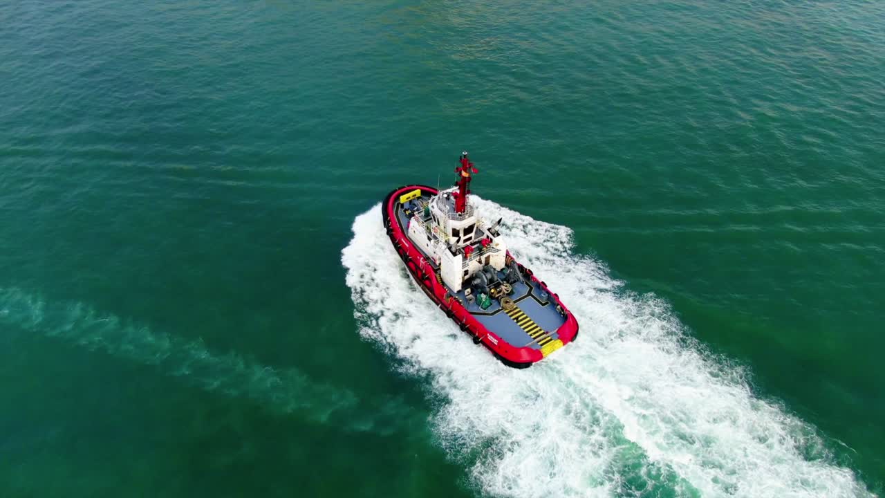 물 위를 날아다니는 드론의 영상